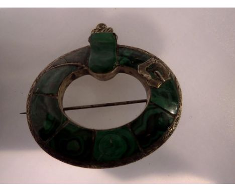 Silver brooch set with agate. UK P&amp;P Group 1 (£16+VAT for the first lot and £2+VAT for subsequent lots) 