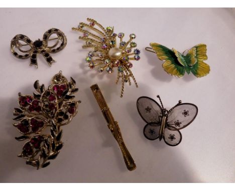 Quantity of stone set yellow and white metal brooches. UK P&amp;P Group 1 (£16+VAT for the first lot and £2+VAT for subsequen