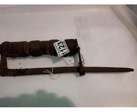 An early Chinese iron cylinder lock, likely for a tomb entrance, overall L: 29 cm. P&amp;P Group 1 (£14+VAT for the first lot
