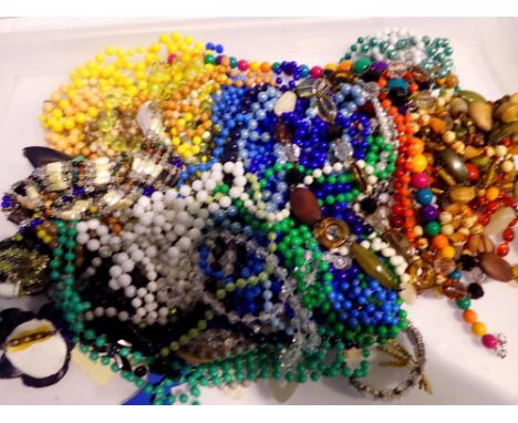 Quantity of mixed beaded costume jewellery. UK P&amp;P Group 1 (£16+VAT for the first lot and £2+VAT for subsequent lots) 