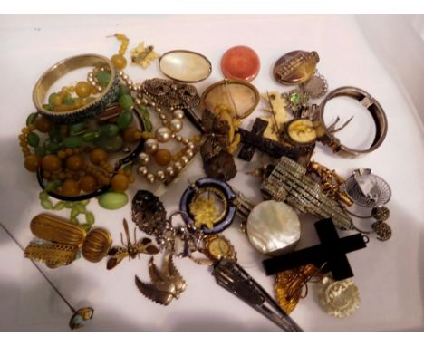 Quantity of mixed costume jewellery, including brooches. UK P&amp;P Group 1 (£16+VAT for the first lot and £2+VAT for subsequ