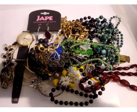 Quantity of mixed costume jewellery. UK P&amp;P Group 1 (£16+VAT for the first lot and £2+VAT for subsequent lots) 