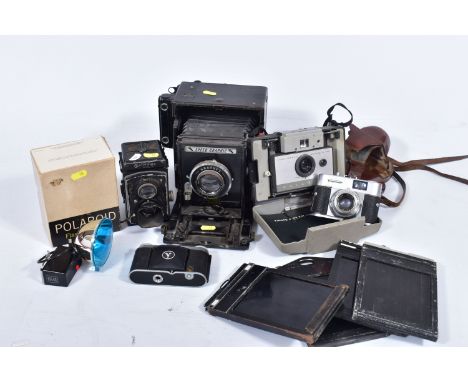 A ROLLEIFLEX MODEL 622 OLD STANDARD TLR CAMERA, a Graphex Miniature Speed Graphic box camera with plate carriers, Voigtlander