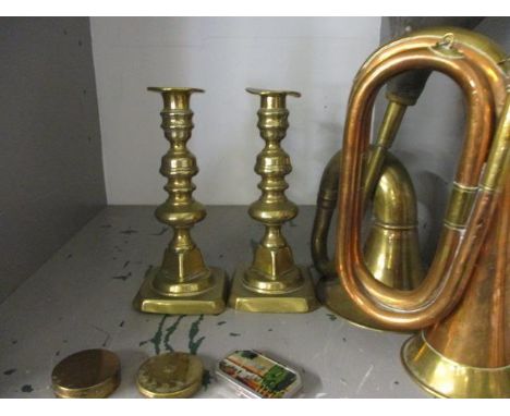 Metalware to include a bugle, a pair of candlesticks and a horn 