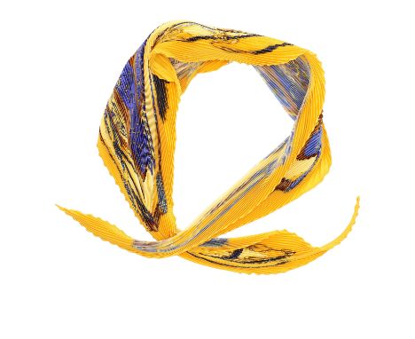 HERMÈS Seidencarré "FESTIVAL PLISSEE", by Henri d'Origny, Entwurf erstmals erschienen 1992. 100% Seide. Sattelmotiv  in Gelb 
