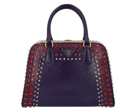 PRADA Handtasche "PYRAMID VERNICE". Saffiano Leder in Viola/Glicin (Violett und Hellgrau) mit All-Over Nieten und Strassbesat