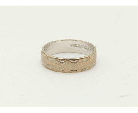A 9K white Gold Band Ring. Size N. 2.66g 