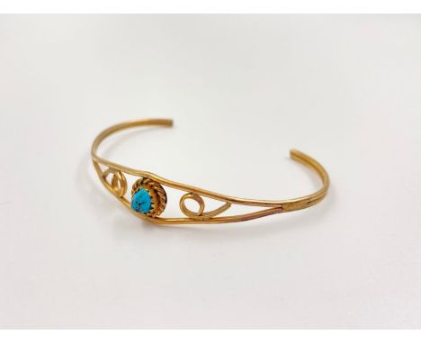 A 9K Yellow Gold Expandable Bangle with Turquoise Stone. 3.98g. 