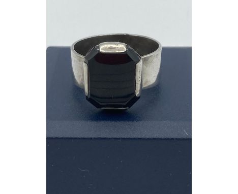 Vintage SILVER and BLACK ONYX RING having polished onyx stone to top with full London UK 1974 hallmark inside band.Presented 