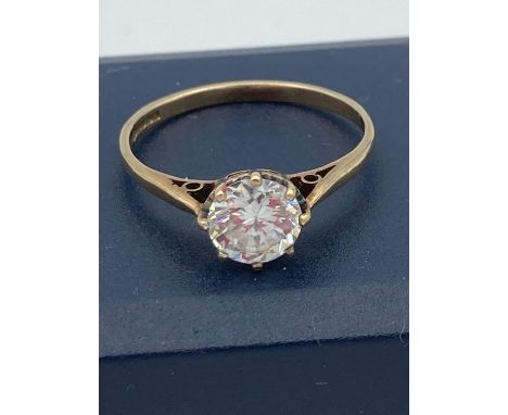 9 carat GOLD RING, having large clear stone solitaire to top.2.0grams. Size R/S. 