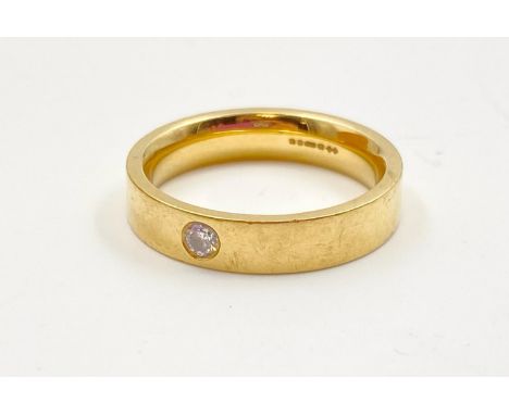 An 18K Yellow Gold and Diamond Gents Band Ring. Size V. 10.51g 