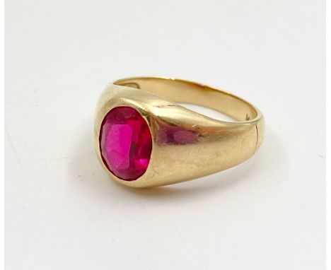 14ct YELLOW GOLD RED STONE RING WEIGHS 5.6G AND IS A SIZE T 