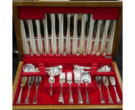 Insignia Plate oak cased canteen of cutlery. P&amp;P Group 3 (£25+VAT for the first lot and £5+VAT for subsequent lots) 