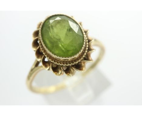 9ct gold ring set with peridot, size R/S, 2.9g. P&amp;P Group 1 (£14+VAT for the first lot and £1+VAT for subsequent lots) 