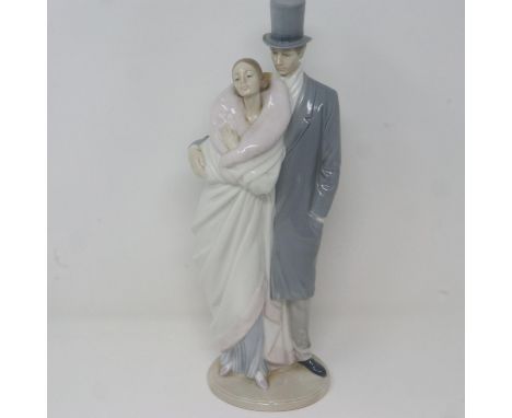 Nao figural group of a couple, H: 37 cm, no cracks or chips. P&amp;P Group 2 (£18+VAT for the first lot and £3+VAT for subseq