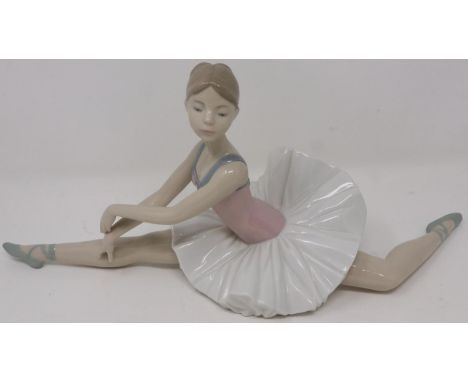 Boxed Nao figurine, Posed Ballerina, 1209, L: 40 cm, no cracks or chips. P&amp;P Group 2 (£18+VAT for the first lot and £3+VA