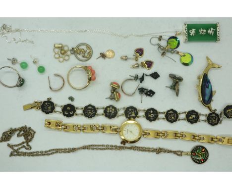 Collection of yellow metal jewellery including a 9ct gold example. P&amp;P Group 1 (£14+VAT for the first lot and £1+VAT for 