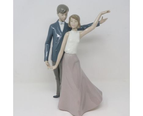 Nao figural group of a couple, H: 35 cm, no cracks or chips. P&amp;P Group 2 (£18+VAT for the first lot and £3+VAT for subseq
