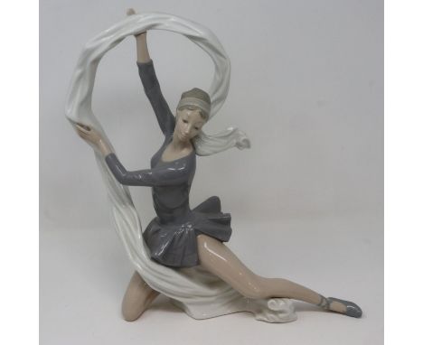 Nao figurine of a dancer, H: 34 cm, no chips cracks or visible damage. P&amp;P Group 3 (£25+VAT for the first lot and £5+VAT 