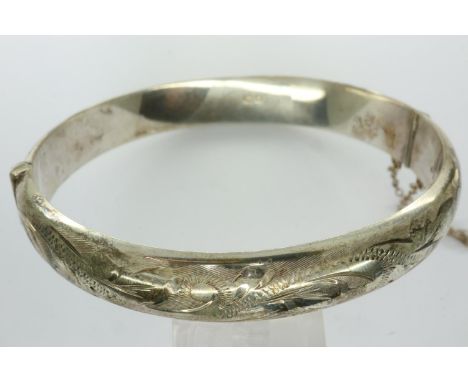 Hallmarked silver snap bangle with safety chain, D: 70 mm, 15g. P&amp;P Group 1 (£14+VAT for the first lot and £1+VAT for sub