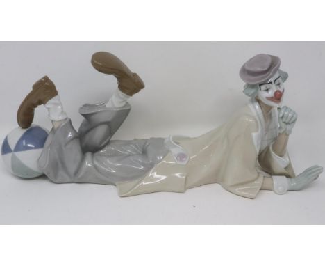 Lladro figurine of a clown with a beach ball, 4618, no cracks or chips, L: 38 cm. P&amp;P Group 2 (£18+VAT for the first lot 