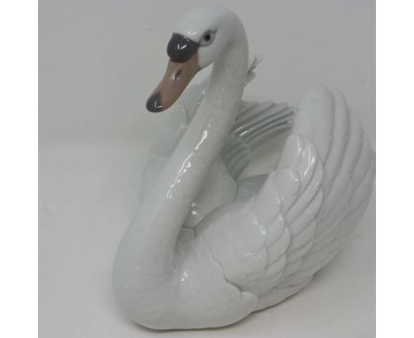 Lladro figurine, swan with wings spread, 5231, H: 19 cm, no cracks or chips. P&amp;P Group 2 (£18+VAT for the first lot and £