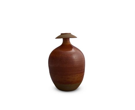 λ DAVID LLOYD-JONES (ENGLISH 1928-1994) - A LARGE DISC-RIM VASE 20TH CENTURY Stoneware, with terracotta coloured glaze Impres