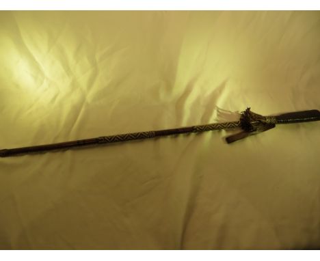 An African ceremonial swagger stick. Bound in leather and pig skin. Approx. length: 87cm.