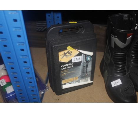An Auto XS compact 5ton bottle jack in plastic carry case