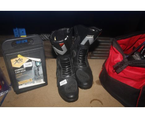 A pair of Nitro NB-10 motorcycle boots (size 5)
