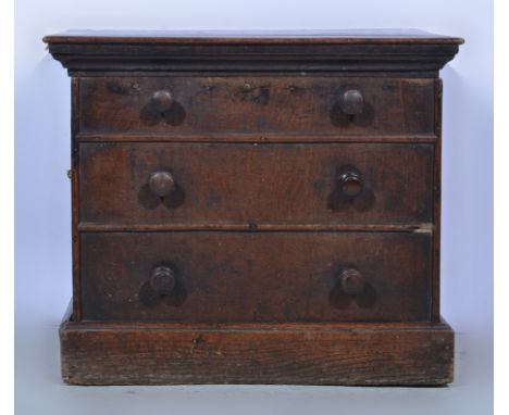 Georgian oak commode, hinged lid with three dummy drawers, width 52cm.