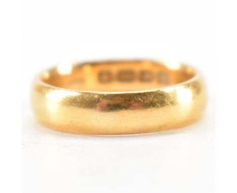 A hallmarked 22ct gold wedding band ring. The ring of plain D shape. Hallmarked Birmingham 1942. Weight 7.0g.&nbsp;
