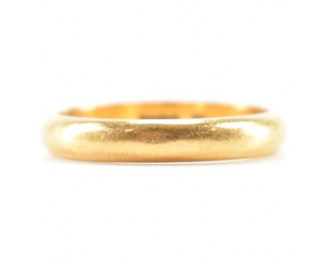 A hallmarked 22ct gold wedding band ring. The ring of plain D form. Hallmarked London 1995, 916. Weight 4.4g. Size O.