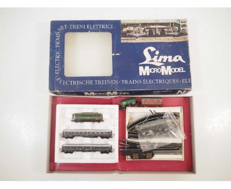 A LIMA vintage N gauge Italian outline passenger train set, circa late 1960s, comprising a diesel loco, 2x coaches and track,