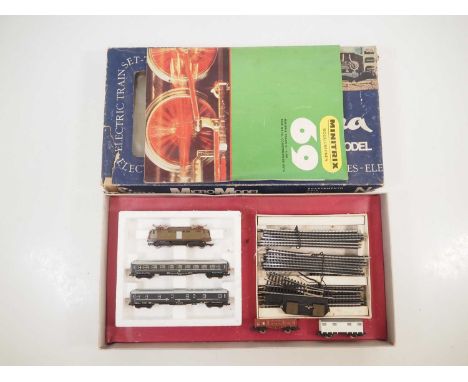 A LIMA vintage N gauge Italian outline passenger train set, circa late 1960s, comprising an electric loco, 2x coaches and tra