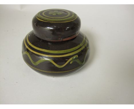 A Michael Cardew, Winchcombe pottery lidded Inkwell, wavy line decoration in green and cream colours, 3in D