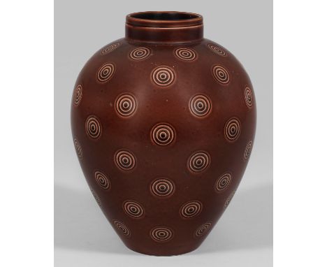 "Solbjerg"-Vase von Nils Thorsson Keramik. Ovoider Loropus mit kurzem Zylinderhals. Reliefdekor aus einem Muster mit konzentr