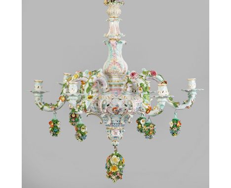 Porzellan-Deckenleuchter mit Blumendekor 6-flg.; Balusterförmiger, von Rocaillen und Akanthusblättern reich ornamentierter un