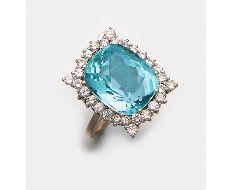 Eleganter Aquamarin-Brillantring Weißgold, gest. 750. Zentral besetzt mit einem himmelblauen Aquamarin von ca. 11 ct., entour