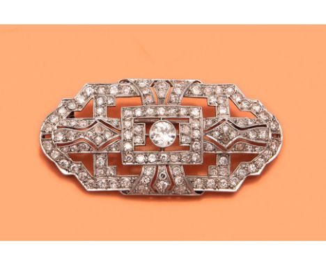 Art Déco-Brosche mit Diamanten Platin. Schauseitig ausgefasst mit Altschliffdiamanten von zus. ca. 2,50 ct. (K-M/si-pi), umzo