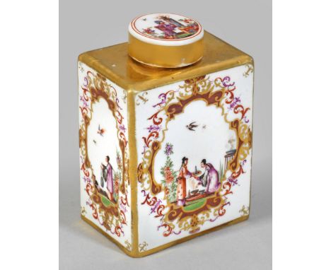 Teedose mit Hoeroldt-Chinoiserien Hochrechteckige Form mit flacher Schulter und kurzem Hals. Übergreifender, zylindrischer De