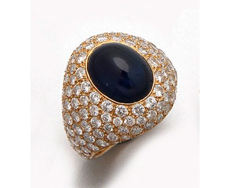 Eleganter Saphir-Brillantring Gelbgold, gest.750. Zentral besetzt mit einem tintenblauen Saphircabochon, allseitig ausgefasst