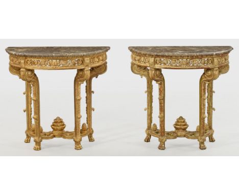 Paar repräsentative Konsoltische im Louis XVI-Stil Holz, reliefiert, gefasst und vergoldet. Bombierte, durchbrochen gearbeite