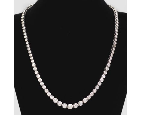 Tennis-Collier mit Brillanten Weißgold, gest. 750. Schauseitig im Verlauf besetzt mit 97 Brillanten von zus. ca. 5,00 ct. (H-