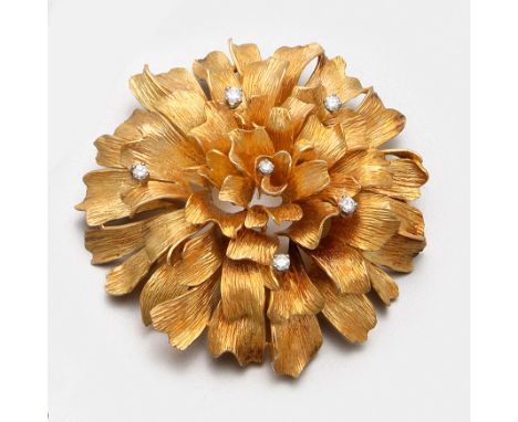 Große Blüten-Brosche mit Diamanten in Ajour Gelbgold, gest. 750. Dekorativ gestaltet in Form einer Päonienblüte, akzentuiert 