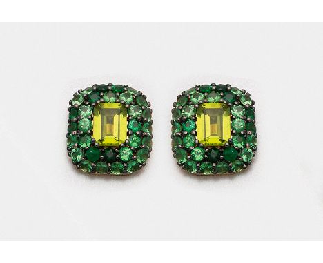 Paar dekorative Peridot-Ohrringe Gelbgold, gest. 750. Zentral besetzt mit zwei limonenfarbenen Peridots im Tafelschliff von z