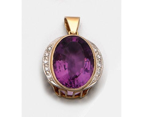 Großer Amethyst-Anhänger Gelbgold, 14 ct. Zentral besetzt mit einem fliederfarbenen Amethyst von ca. 20 ct. im Briolettschlif