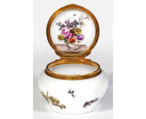 Tabatiere mit Früchte- und Blumendekor Porzellan. Runder, balusterförmiger Korpus mit leicht gewölbtem Scharnierdeckel. Allse