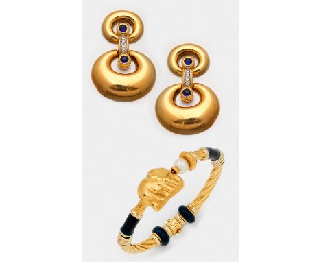 Paar Saphir-Diamant-Ohrringe mit Armreif Gelbgold, gest. 585/750, teilw. blau emailliert. Schauseitig besetzt mit Saphircaboc