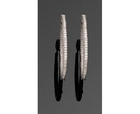 Paar elegante Diamant-Creolen Weißgold, gest. 750. Allseitig besetzt mit Diamanten von zus. ca. 2,30 ct. (G-H/vs), in Pavéfas